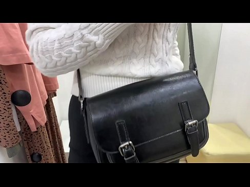 ❤️ Offentlig onani av ungtispe FeralBerry med en dildo i prøverommet ❤ Russisk porno på porno no.sexafinkarasskaz.ru ❌❤