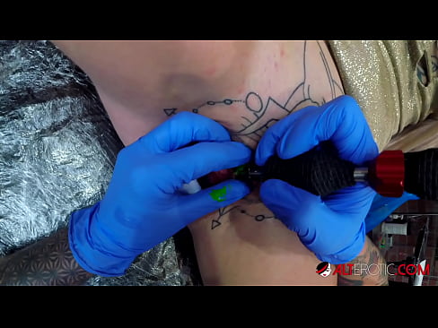 ❤️ Ekstremt tatovert hottie Sully Savage tok en tatovering på klitoris ❤ Russisk porno på porno no.sexafinkarasskaz.ru ❌❤