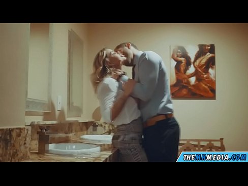 ❤️ Når en barmfagre blondine forfører deg på et offentlig toalett ❤ Russisk porno på porno no.sexafinkarasskaz.ru ❌❤
